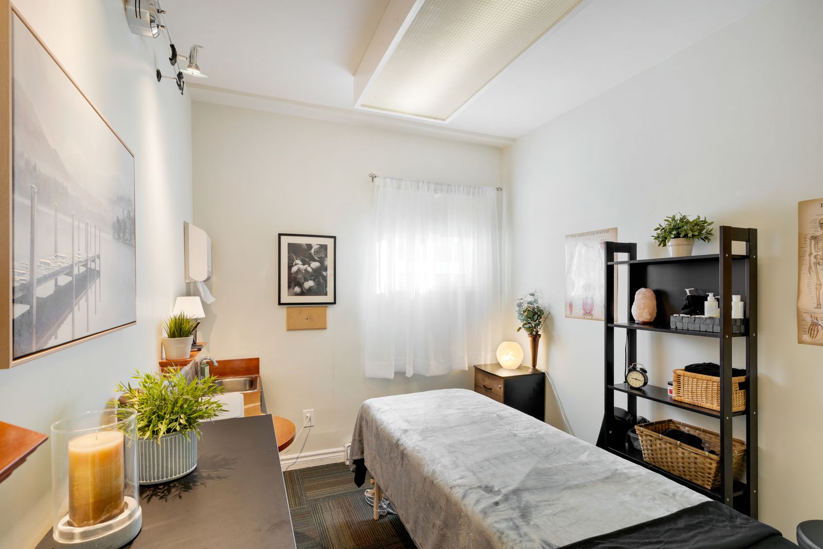 Salle de soins avec table de traitement et lumière douce